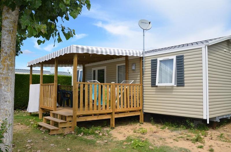 Отель Camping Les Alizes Сент-Илер-де-Рье Экстерьер фото